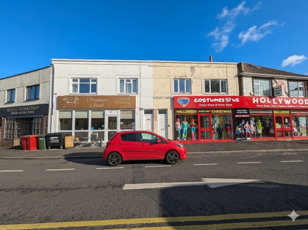 Lot: 117 - FLAT FOR IMPROVEMENT - View of the building from the main road